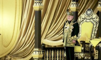 U Maleziji krunisan kralj sultan milijarder: Putuje svojim luksuznim motorom Harli-Dejvidson i dijeli poklone