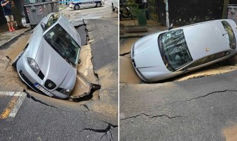 Građani u nevjerici gledali prizor: Automobil propao kroz asfalt u Beogradu