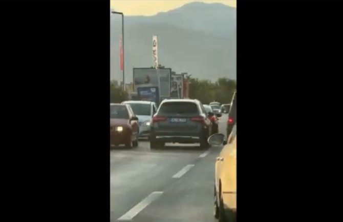 VIDEO: Pogledajte kako se u saobraćaju ponaša Abazović