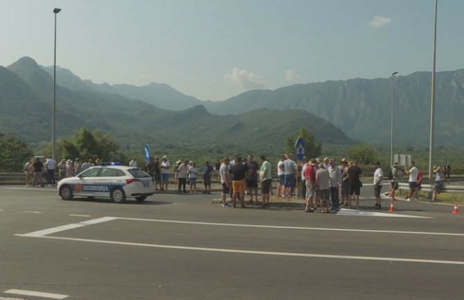 Stanovnici Crmnice blokiraju Sozinu na dva sata