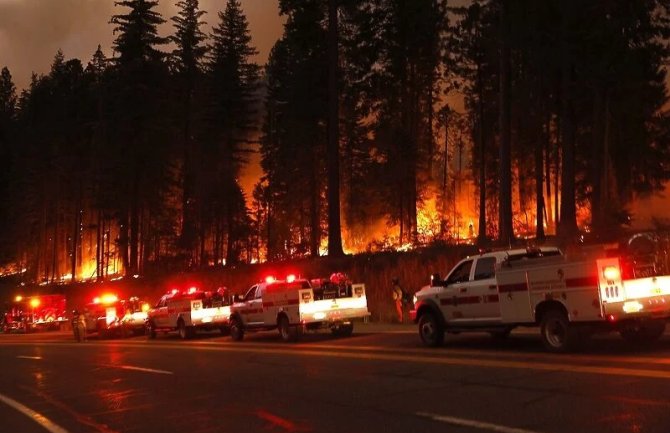 Danonoćna borba s vatrenom stihijom u Kaliforniji: Na terenu blizu 4.000 vatrogasaca, ali nedovoljno