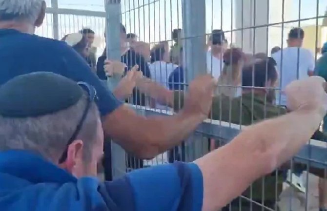 Izraelska vojna policija uhapsila devet vojnika zbog mučenja zatvorenika, desničari upali u bazu