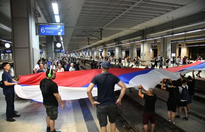 Demonstranti se povukli sa pruge na željezničkoj stanici Novi Beograd po dolasku policije