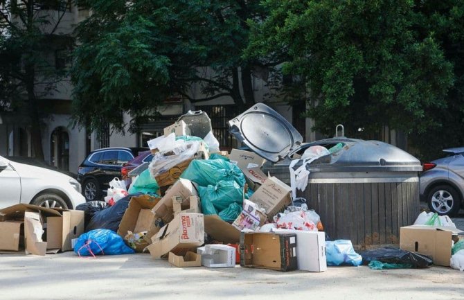 Crna Gora zabranjuje plastične kese, dok opstaju na stotine divljih deponija